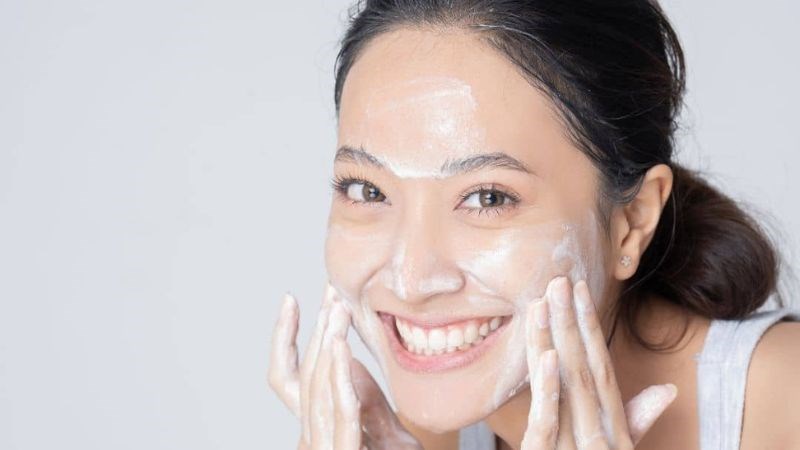 Massage từ 2 đến 3 phút với nước vo gạo để có làn da ẩm và mềm mịn