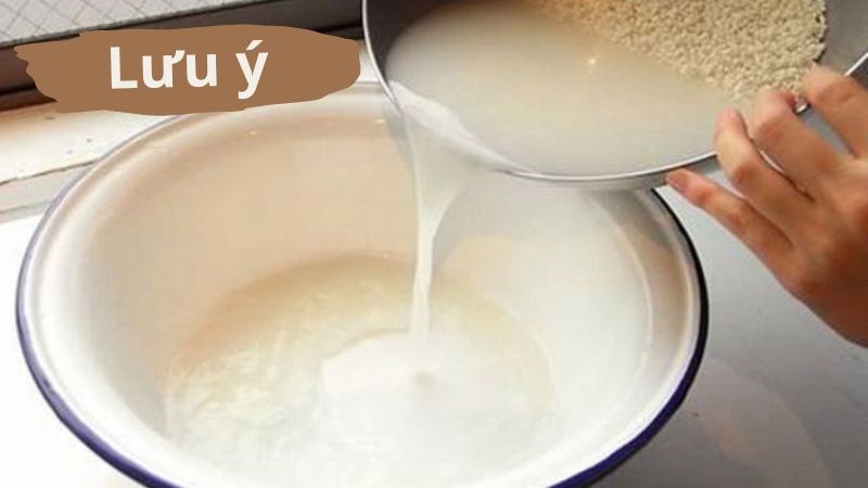 Bạn nên thoa kem chống nắng kĩ khi ra ngoài vì nước vo gạo làm da bắt nắng hơn
