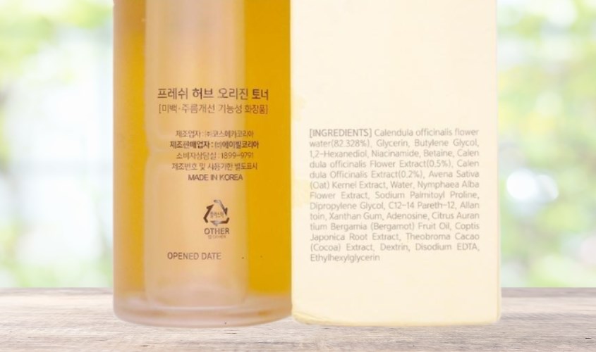 Toner có thành phần chiết xuất từ hoa cúc, giúp làm dịu da và ngăn ngừa mụn hiệu quả