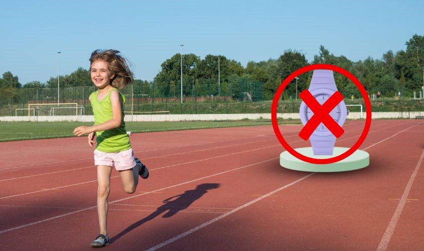 Mẹ không nên cho bé đeo đồng hồ khi bé vui chạy nhảy hoặc chơi thể thao