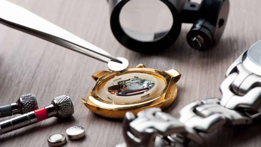 Cha mẹ nên thay pin đồng hồ định kì mỗi năm 1 lần cho đồng hồ của con