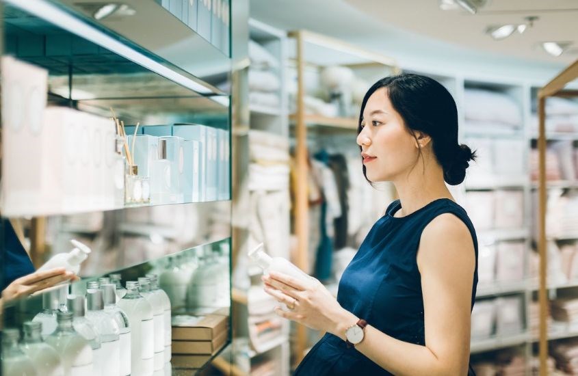 Xịt khoáng là sản phẩm chăm sóc da an toàn cho mẹ bầu