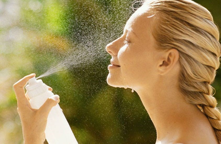 Sử dụng xịt khoáng vào buổi sáng để đánh thức làn da