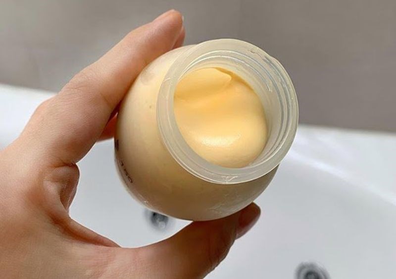 Sữa có váng nổi lên hoặc tách lớp là dấu hiệu cho thấy sữa mẹ có vấn đề