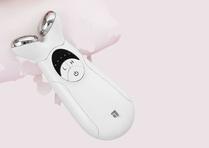 Máy massage nâng cơ và cải thiện sắc tố da Lifetrons EP-400 sở hữu đầu massage làm từ thép không gỉ, không gây kích ứng da, an toàn cho da mặt Máy massage nâng cơ và cải thiện sắc tố da Lifetrons EP-400 sở hữu đầu massage làm từ thép không gỉ, không gây kích ứng da, an toàn cho da mặt