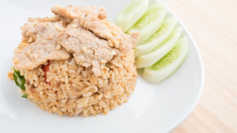 Cơm chiên thịt heo chứa 354 kcal