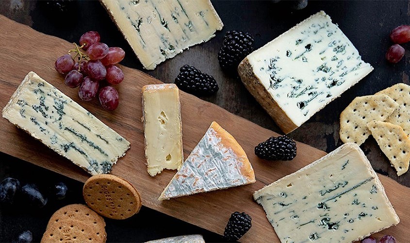 Nên bảo quản phô mai xanh trong tủ lạnh với nhiệt độ khoảng 7 độ C