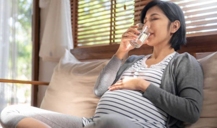 Mẹ bầu nên uống đủ từ 2 - 3 lít nước mỗi ngày