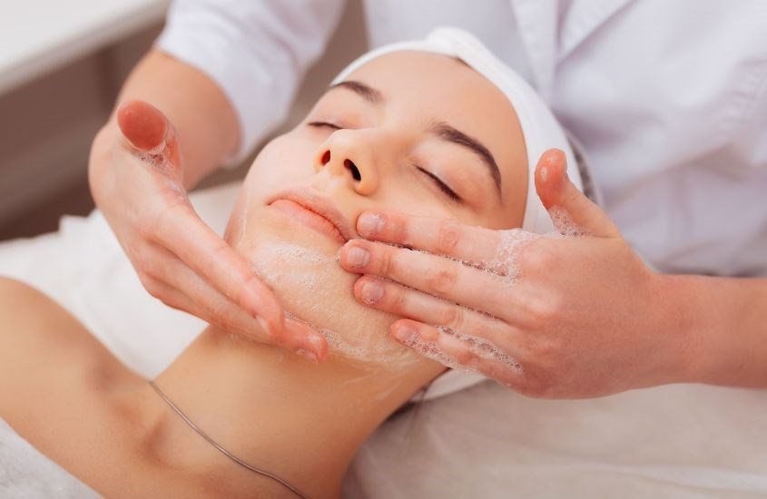 Sữa rửa mặt không chứa xà phòng thường có độ pH từ 3.5 - 5.5