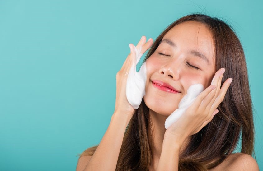 Cần lưu ý bảng thành phần của sản phẩm trước khi lựa chọn sữa rửa mặt