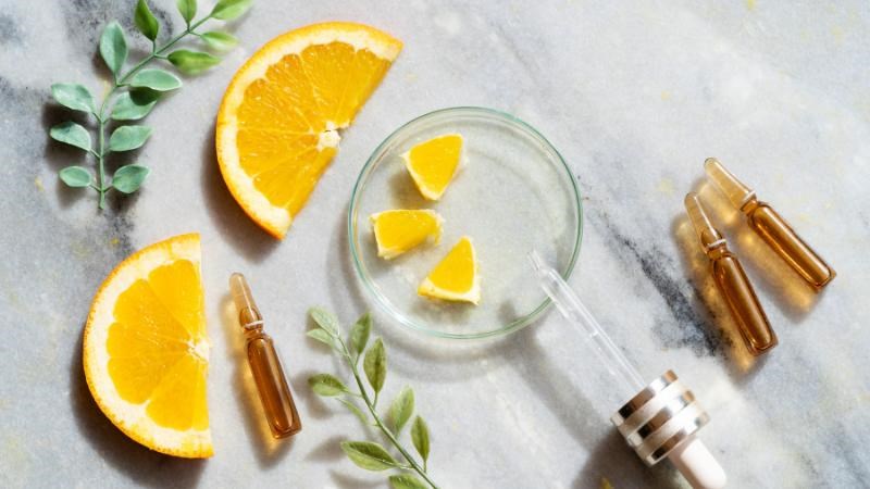 Nên bổ sung các dưỡng chất như vitamin C khi chăm sóc da mùa hè