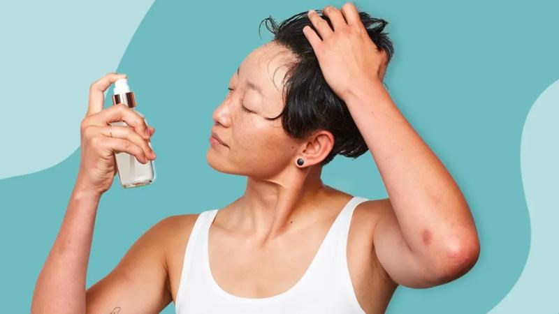 Dùng xịt khoáng giúp làm dịu và làm mát da vào ngày hè 