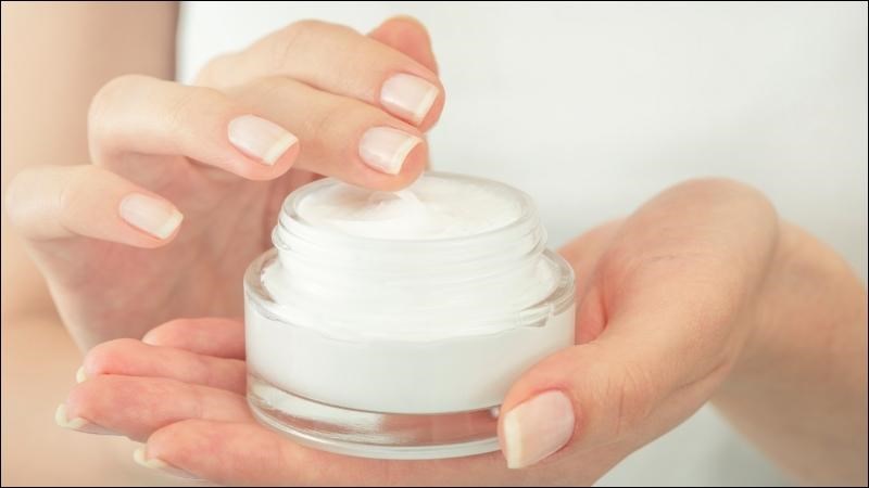 Nên chọn kem dưỡng ẩm mỏng, nhẹ, dễ thấm vào da