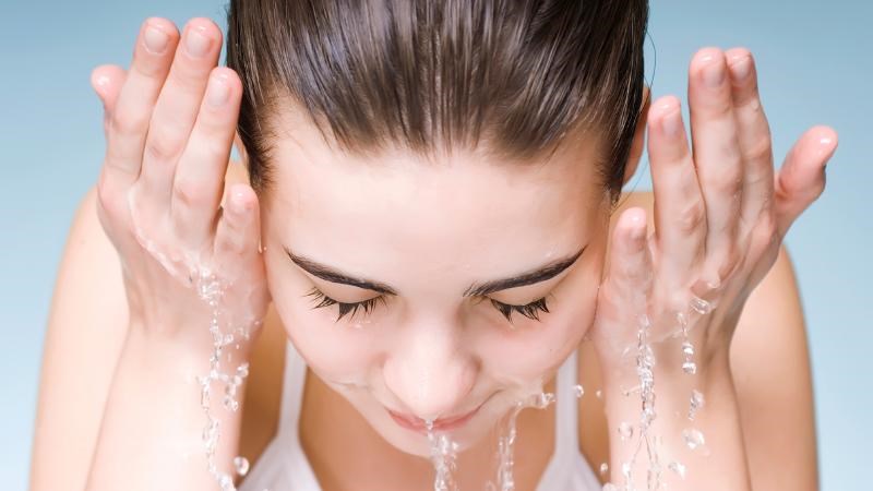 Chỉ nên rửa mặt tối đa 2 lần mỗi ngày