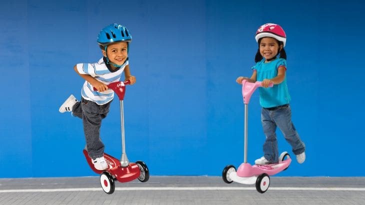 Xe trượt Scooter Radio Flyer giúp bé rèn luyện khả năng giữ thăng bằng và phối hợp tay chân