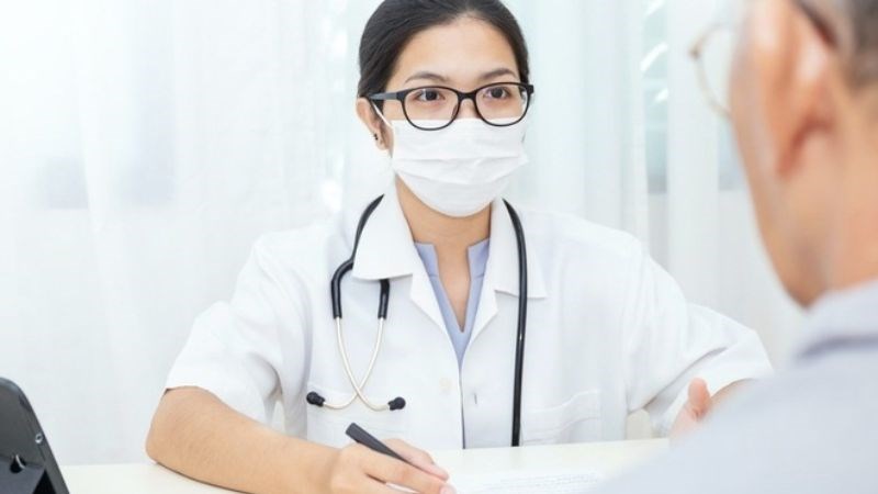 Bạn cần đến gặp bác sĩ sớm nhất có thể nếu các triệu chứng không thuyên giảm