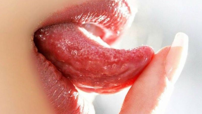 Vết sưng tấy bất thường trên lưỡi là dấu hiệu chẩn đoán viêm lưỡi