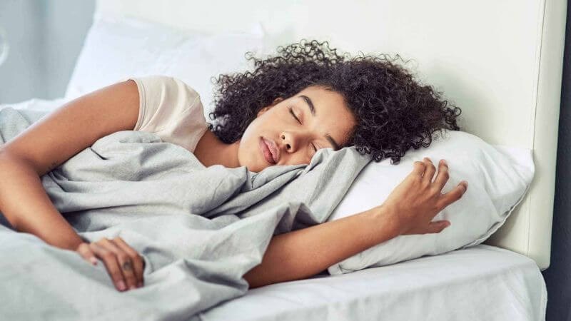 Thay đổi tư thế ngủ giúp dễ vào giấc hơn