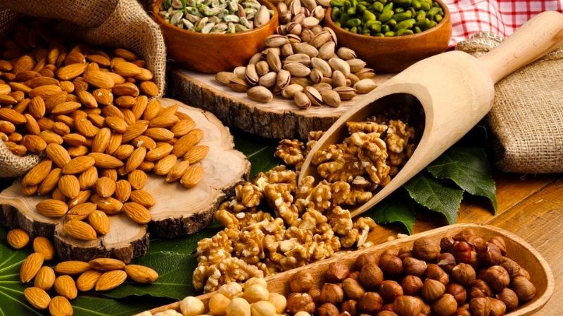 Các loại hạt như hạt bí, hạnh nhân là nguồn thực phẩm bổ sung sắt rất tốt