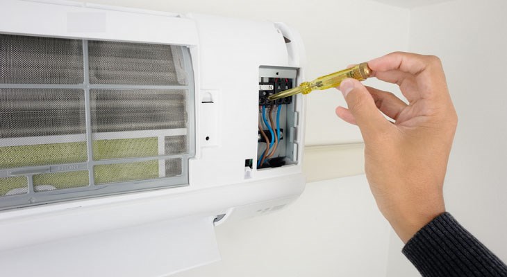 Ống thoát nước điều hòa bị nghẹt làm nước trong máy chảy ra chảy xuống nền nhà gây ảnh hưởng thiết bị điện trong phòng