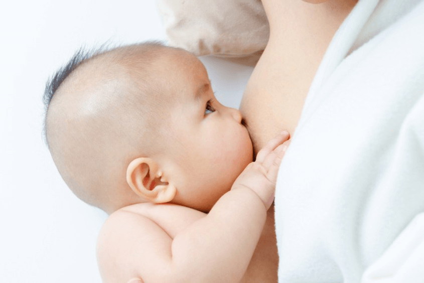 Theo dõi phản ứng khi cho trẻ bú sữa mẹ có máu