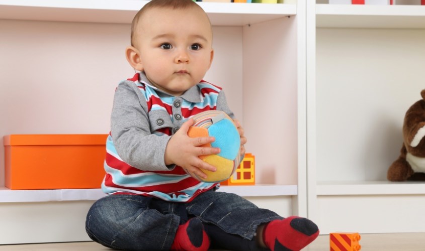 Giúp bé phát triển thị giác và xúc giác