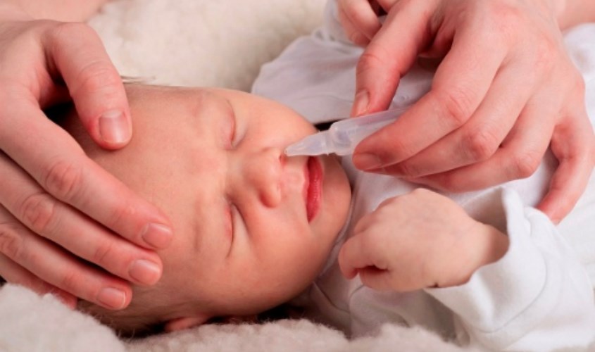 Chọn đúng loại nước muối có công dụng rửa mũi cho bé