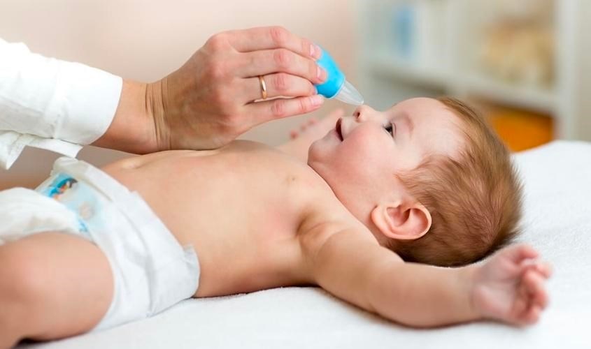 Rửa mũi cho bé theo đúng tần suất, tránh lạm dụng nước rửa mũi
