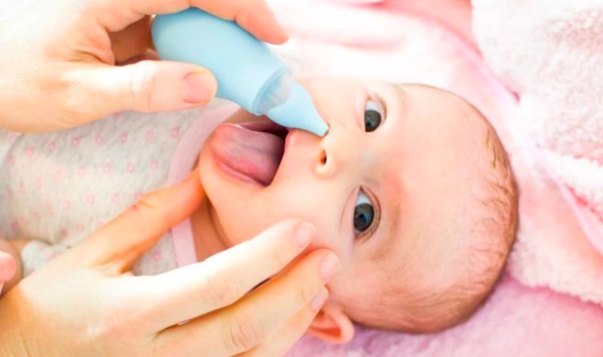 Rửa mũi cho bé trước khi ăn và trước khi ngủ để đảm bảo an toàn