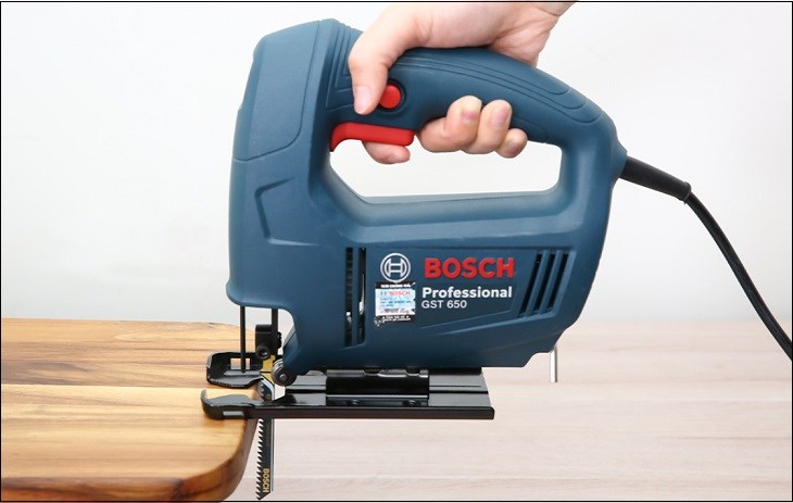 Máy cưa lọng Bosch GST 650 450W hỗ trợ cắt xéo, uốn cong trên vật liệu dễ dàng hơn Máy cưa lọng Bosch GST 650 450W hỗ trợ cắt xéo, uốn cong trên vật liệu dễ dàng hơn