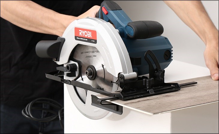Máy cưa đĩa Ryobi W-1850 1500W đến từ thương hiệu Nhật Bản, rất được ưa chuộng trên thị trường với động cơ máy bền bỉ Máy cưa đĩa Ryobi W-1850 1500W đến từ thương hiệu Nhật Bản, rất được ưa chuộng trên thị trường với động cơ máy bền bỉ