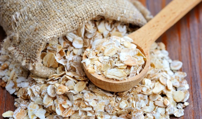 Yến mạch nguyên chất có màu ngả sang vàng hoặc trắng sữa