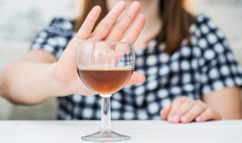 Cần hạn chế uống các loại cồn