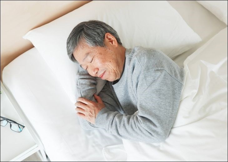 Người già khi chạy bộ trên máy sẽ sản xuất endorphin giúp giảm căng thẳng, ngủ ngon hơn