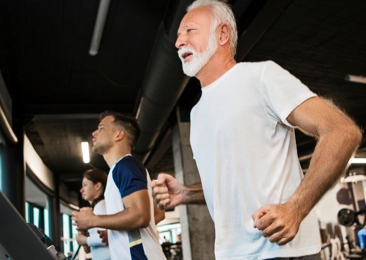 Chạy bộ trên máy sẽ kích thích sản xuất hormone mang đến cảm xúc tích cực hơn với người lớn tuổi