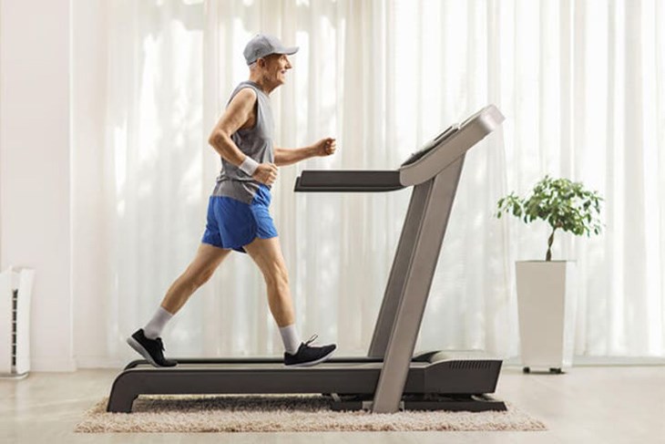 Khi đi hoặc chạy trên máy chạy bộ sẽ giúp xương khớp người lớn tuổi chắc khoẻ hơn 