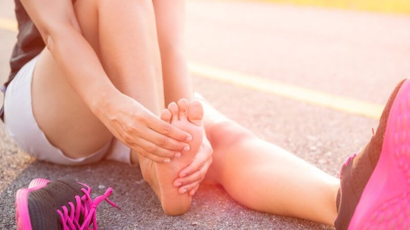 Chuột rút cơ bắp là sự co thắt đột ngột và không chủ ý của một hoặc nhiều cơ