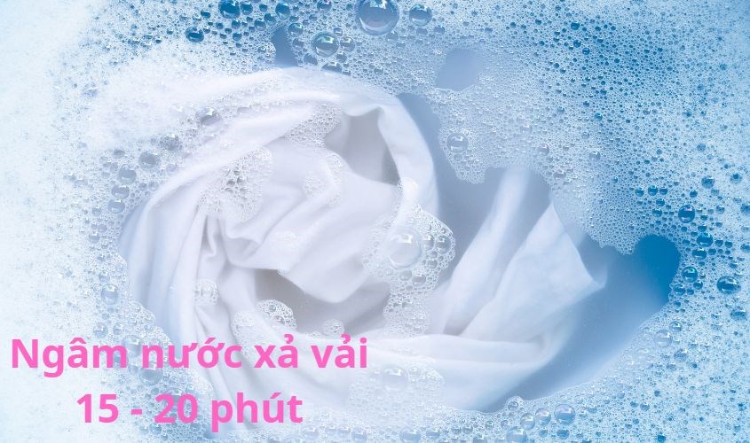 Ngâm quần áo trong nước xả vải từ 15 - 20 phút