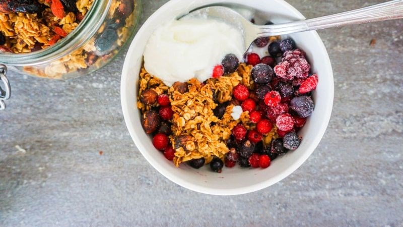 Bữa ăn sáng cùng sữa chua, hạt granola và trái cây cung cấp đầy đủ năng lượng 