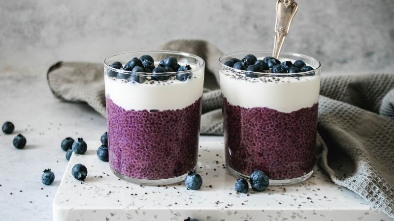 Pudding hạt chia kết hợp cùng các loại trái cây tươi 