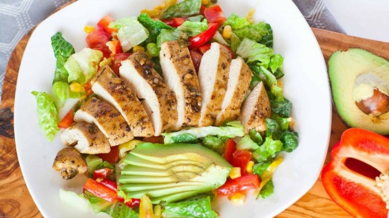 Salad bơ và thịt gà cung cấp đầy đủ lượng protein cần thiết cho bữa sáng