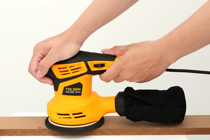 Máy chà nhám đánh bóng tròn Tolsen 79565 280W được dùng để làm nhẵn, bóng bề mặt các loại vật liệu