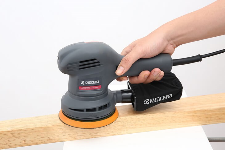 Máy chà nhám tròn Kyocera ARSE1250 300W có thể chà mịn bề mặt vật liệu trên diện rộng, giảm thiểu trầy xước tối đa