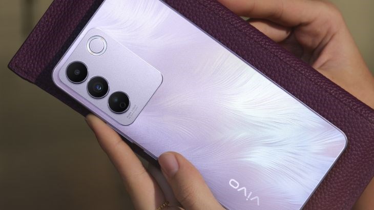 Viên pin 4600mAh, đi kèm sạc nhanh