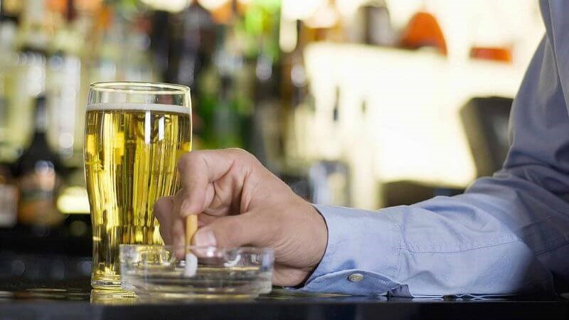 Tránh rượu bia, hút thuốc Tránh rượu bia, hút thuốc