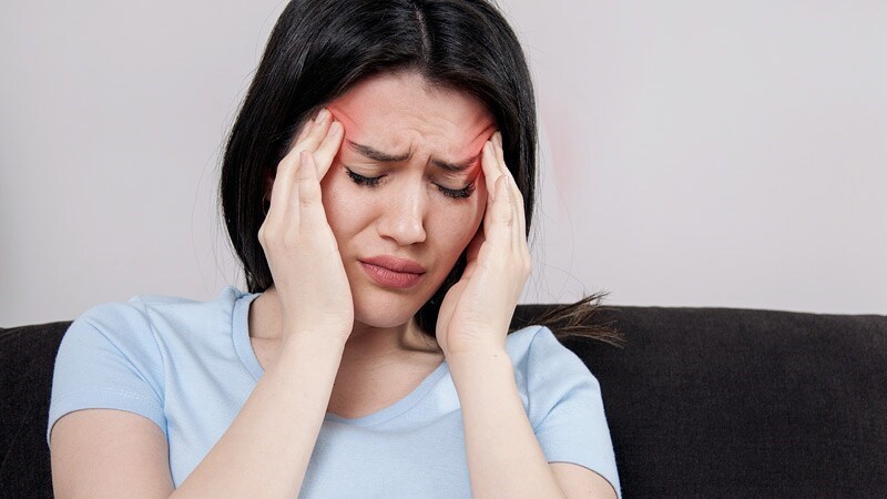 Đau đầu khi mắc viêm mũi dị ứng có thể do viêm xoang, thay đổi thời tiết