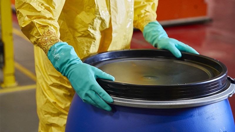 Tiếp xúc nhiều với hoá chất làm da bị tổn thương Tiếp xúc nhiều với hoá chất làm da bị tổn thương