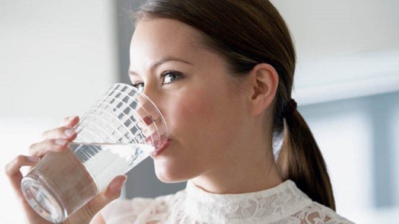 Uống nhanh một cốc nước để trị nấc cụt