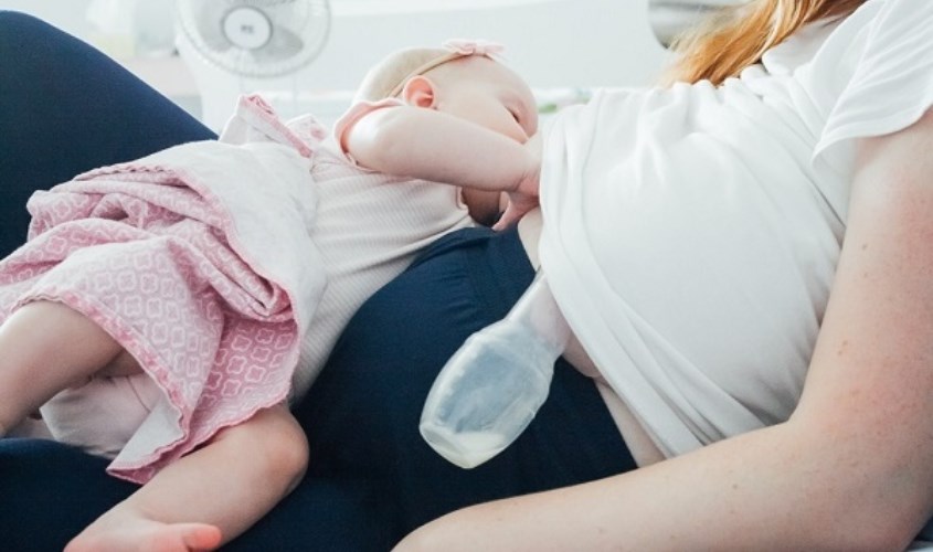 Mẹ không cần phải dùng tay để giữ cốc khi sử dụng