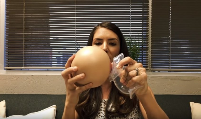 Căn chỉnh cốc hứng sữa cho sao cho mẹ cảm thấy thoải mái nhất